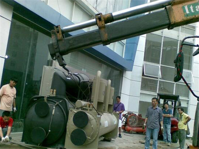 奎屯市随车吊和汽车吊的核心区别是什么？哪种更省钱？